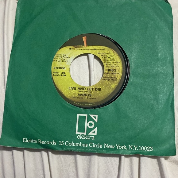 Vintage 45 record Live and Let Die Wings and I Lie Around - Picture 3 of 3